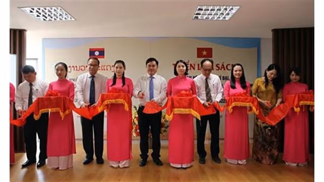Lors de la cérémonie d'inauguration de l'exposition de livres sur l'amitié spéciale et la solidarité particulière entre le Vietnam et le Laos. Photo : VNA/CVN.