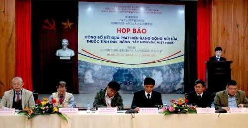 Conférence de presse sur la publication des résultats d'exploration du réseau de grottes volcaniques dans la province de Dak Nông, le 26 décembre à Hanoi. Photo: NDEL.