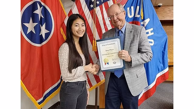 Le maire de la ville de Tullahoma remet un certificat de mérite à Amy Pham pour ses excellentes réalisations. Photo : Amy Pham.