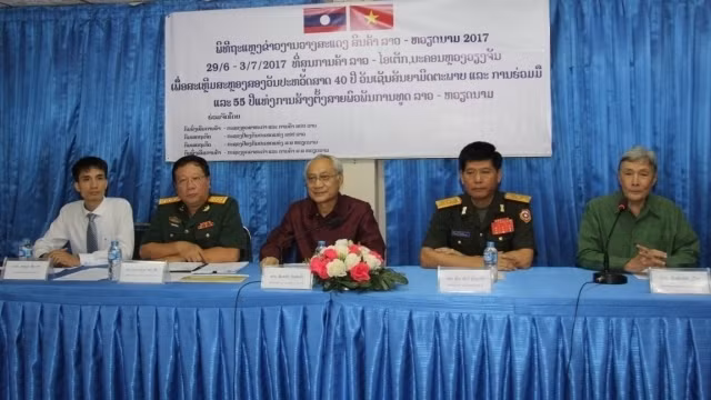 Le colonel Nguyên Thanh Son, vice-directeur du Centre des foires et de promotion commerciale de l’Armée vietnamienne (2ème, à gauche) et Somvang Ninthavong, directeur du Département de la Promotion commerciale du Laos (au milieu) lors du point presse. Photo: NDEL.