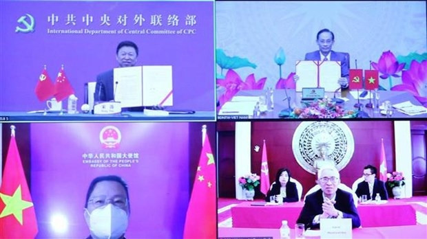 Le chef de la Commission des Relations extérieures du Comité central du PCV, Lê Hoài Trung, s’entretient avec Song Tao, chef du Département des liaisons internationales du Comité central du PCC. Photo : VNA.