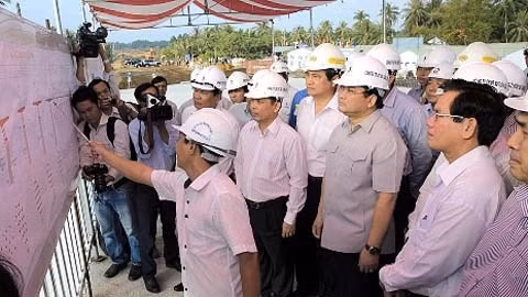 Le vice-premier ministre Hoàng Trung Hai (3e, de droite à gauche) inspecte le chantier du pont Câu Chiêu. Photo: VGP.
