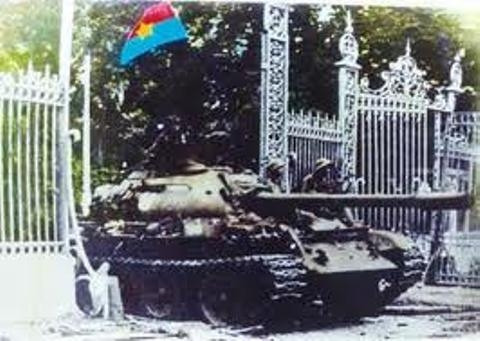 Le tank qui défonce le 30 avril 1975 les grilles du palais de l'Indépendance. Photo: VOV