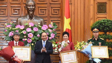 Le tireur Hoàng Xuân Vinh reçoit l’Ordre du travail, 1ère classe. Photo: VOV.