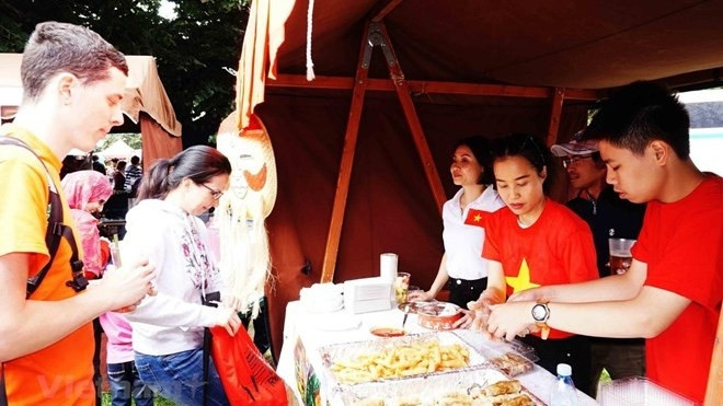 Des visiteurs au stand du Vietnam lors du festival. Photo : VNA.