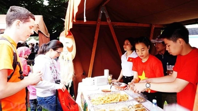 Des visiteurs au stand du Vietnam lors du festival. Photo : VNA.