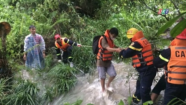 Sauvetage réussi du groupe de 23 enseignants et élèves dans le district de Quê Son, province de Quang Nam. Photo : qtr.vn