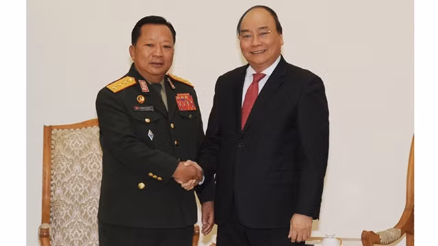 Le PM Nguyên Xuân Phuc (à droite) et le ministre de la Défense du Laos, Chansamone Channhalat, le 18 décembre, à Hanoi. Photo : Trân Hai/NDEL.