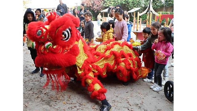 La danse du lion attire la curiosité et l'intérêt des enfants à Bruxelles. Photo : VNA.