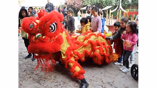 La danse du lion attire la curiosité et l'intérêt des enfants à Bruxelles. Photo : VNA.