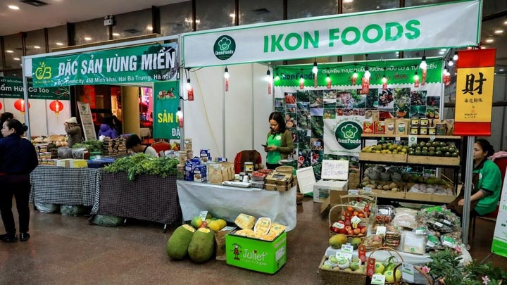Une centaine de stands érigés présentent aux visiteurs des produits végétaliens de trois régions du Vietnam. Photo : BVH.