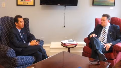 L’ambassadeur vietnamien, Tô Anh Dung (gauche) travaille avec le maire de la ville de Halifax, le 24 octobre, au Canada. Photo: VNA.