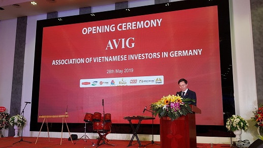Cérémonie de la présentation de l’Association des investisseurs vietnamiens en Allemagne, le 28 mai à Hanoi. Photo : hanoimoi.com.vn.