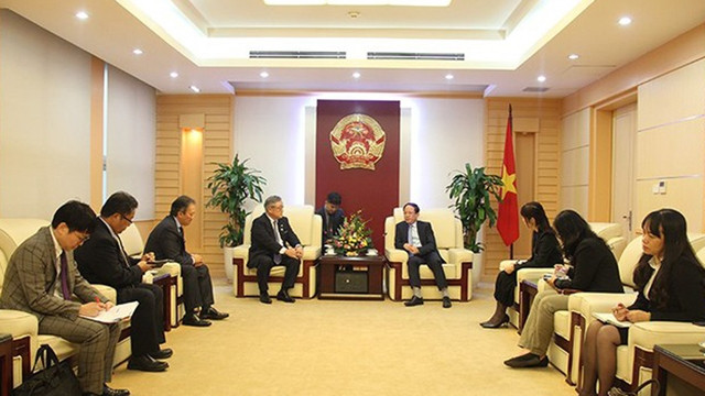 La rencontre entre le vice-ministre de l’Information et de la Communication Pham Anh Tuân et le directeur général et directeur exécutif du groupe japonais Hitachi, Higashihara Toshiaki. Photo : viettimes.vn.