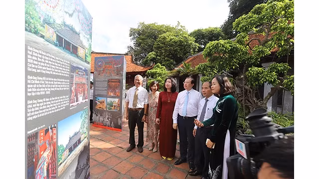 Les visiteurs lors de l'exposition. Photo : NDEL