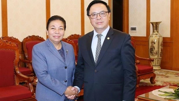 Le chef de la Commission des Relations extérieures du Comité central du PCV, Hoàng Binh Quân (à droite), et son homologue laotienne Sounthone Sayachack, le 29 octobre à Hanoi. Photo: VNA.