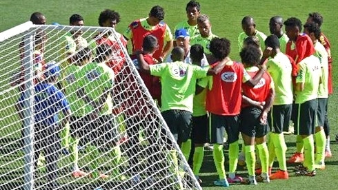 Le sélectionneur du Brésil, Luiz Felipe Scolari (centre), parle avec ses joueurs lors d'un entraînement à la veille du match contre le Chili, le 27 juin à Belo Horizonte. Photo: AFP/VNA