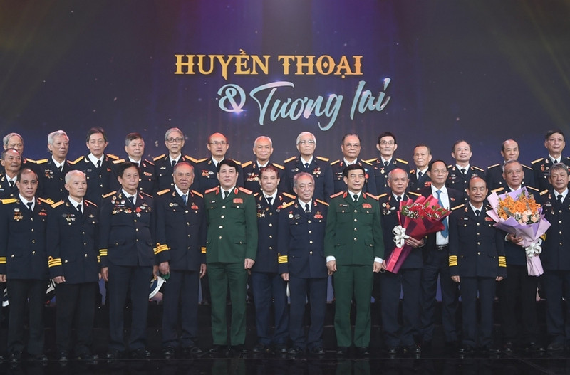 Des invités du programme artistique « Légende et avenir », le 20 à Hanoi. Photo : qdnd.vn.