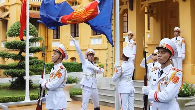 Cérémonie de lever du drapeau de l'ASEAN à Hanoï à l'occasion du 53e anniversaire de la fondation de l'ASEAN (8 août 1967 - 2020) et du 25e anniversaire de l'adhésion officielle du Vietnam à cette organisation (28 juillet 1995 - 2020). Photo : VNA.