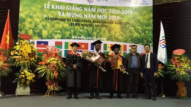 Des dirigeants de l’IFI et les représentants des étudiants des 20e et 21e promotions lors de la rentrée académique 2018-2019. Photo : Tùng Chi/NDEL