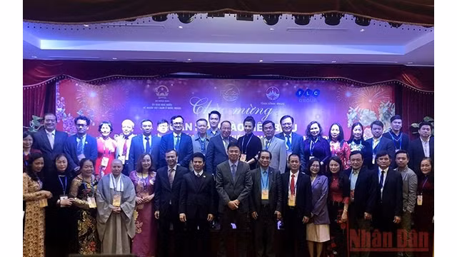 Une délégation de Viêt kiêu illustres rend visite à Vinh Phuc. Photo : NDEL.