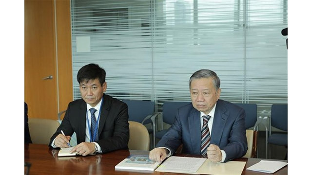 Le ministre vietnamien de la Sécurité publique, Tô Lâm (à droite), à la séance de travail. Photo : VNA.