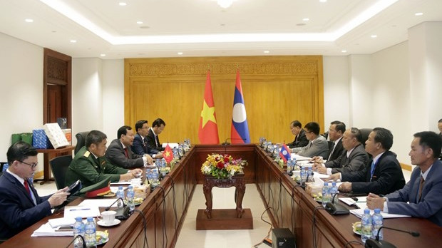 L'entretien entre le général de brigade Lê Tân Toi, chef de la Commission de la Défense et de la Sécurité de l'AN du Vietnam, et le général de division Vongsack Phanthavong, chef de la Commission de la Défense et de la Sécurité de l'AN du Laos. Photo : VNA.