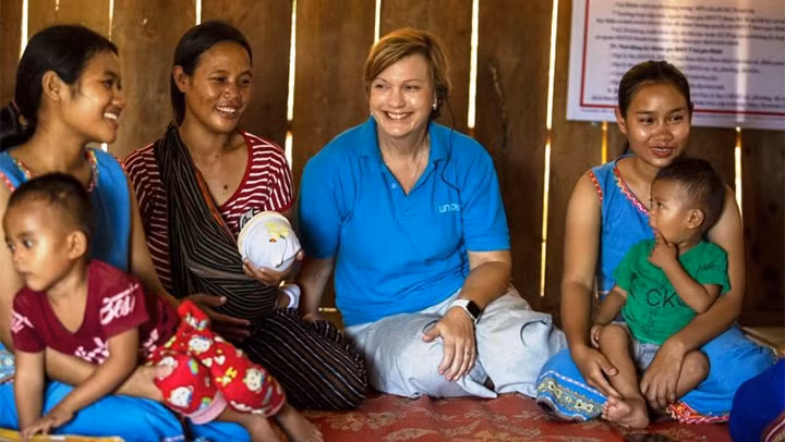 Mme Rana Flowers, représentante en chef de l’UNICEF au Vietnam, lors d'une mission dans la province de Kon Tum. Photo : NDEL