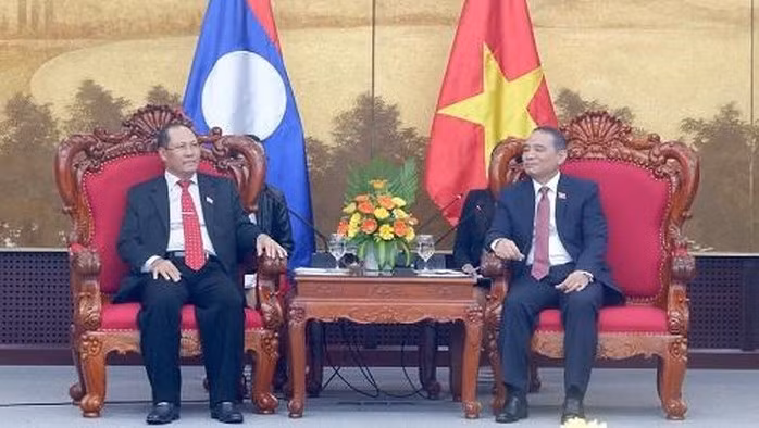 Le secrétaire du Comité du PCV de Dà Nang, Truong Quang Nghia (à droite), et le président de la Commission de l’Économie, des Technologies et de l’Environnement de l’AN laotienne, Bounpone Sisoulath. Photo: VGP.