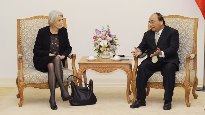 Le PM Nguyên Xuân Phuc (à droite) et l’ambassadrice du Danemark au Vietnam, Charlotte Laursen. Photo: Trân Hai/NDEL.