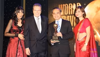 Trân Doan Thê Duy, directeur adjoint de Vietravel reçoit le prix lors de la cérémonie de remise de prix World Travel Awards tenue en Inde. Photo: NDEL.