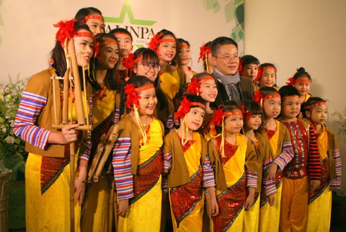 Le professeur Ngô Bao Châu et les enfants de Sol Art prennent la photo de souvenir. Photo: VOV.