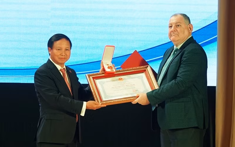 L’ambassadeur vietnamien en Russie, Ngô Duc Manh (à gauche), remet l’Ordre de l’amitié au recteur de l'Université d'État de Piatigorsk, Alexander Gorbunov. Photo: NDEL.