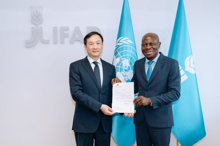 Le représentant permanent du Vietnam au FIDA, l’ambassadeur Duong Hai Hung (à gauche), a présenté ses lettres de créance au président du FIDA, Gilbert F. Houngbo. Photo : Thoidai.