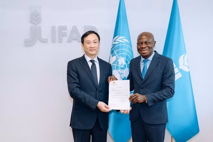 Le représentant permanent du Vietnam au FIDA, l’ambassadeur Duong Hai Hung (à gauche), a présenté ses lettres de créance au président du FIDA, Gilbert F. Houngbo. Photo : Thoidai.