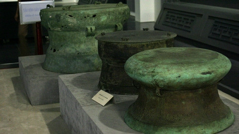 Les tambours de bronze de Dông Son du musée de Hanoi. Photo: Duy Khanh/NDEL