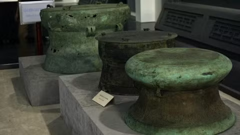 Les tambours de bronze de Dông Son du musée de Hanoi. Photo: Duy Khanh/NDEL
