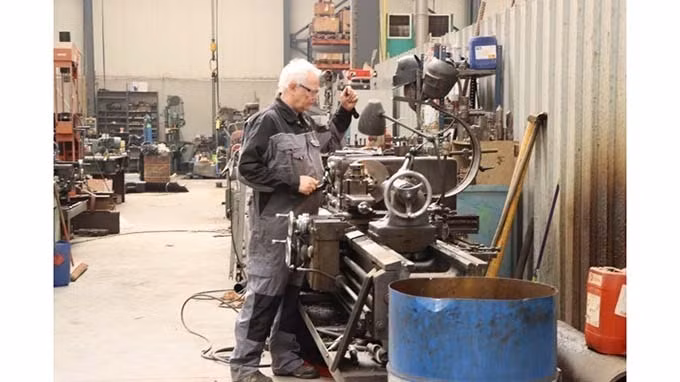 Dans l’atelier de production d'équipements de la chaîne de traitement des déchets ménagers de l'entreprise belge Ménart. Photo : VNA.