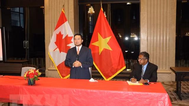 L'ambassadeur vietnamien au Canada, Pham Cao Phong (debout). Photo : VNA