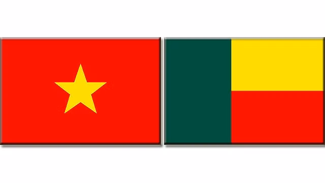 Les drapeaux du Vietnam et du Bénin. Photo: Duy Khanh/NDEL.