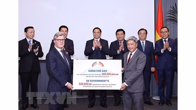 Le Premier ministre Pham Minh Chinh assiste à la cérémonie de remise du don de matériel médical du gouvernement britannique pour lutter contre l'épidémie de COVID-19. Photo : VNA.