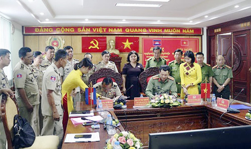 Signature de l’accord de coopération en matière de prévention et de lutte contre le crime entre Dak Lak et Mondulkiri. Photo : CAND.