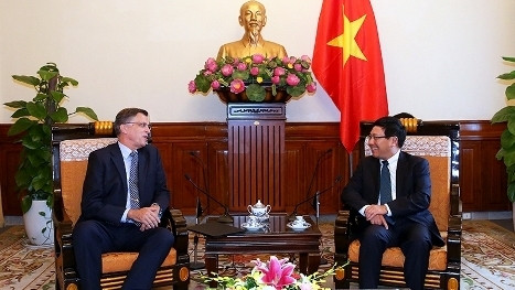 Le vice-PM et ministre des AE du Vietnam, Pham Binh Minh (à droite) et l’ambassadeur australien, Hugh Borrowman. Photo: VGP.
