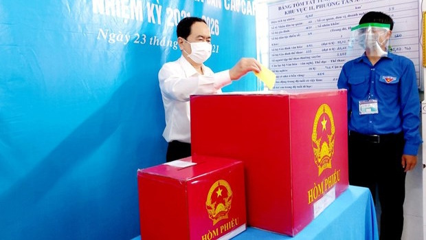 Le vice-président permanent de l’Assemblée nationale Trân Thanh Mân, le 23 mai au bureau de vote n°13 dans l’arrondissement de Ninh Kiêu, ville de Cân Tho dans le delta du Mékong. Photo : VNA