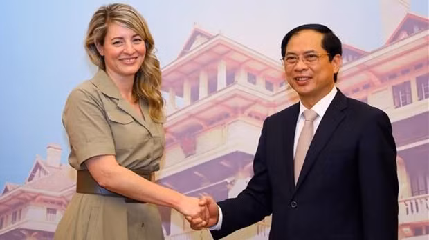 Le ministre vietnamien des Affaires étrangères Bùi Thanh Son (à droite) et son homologue canadienne Mélanie Joly. Photo : VNA.