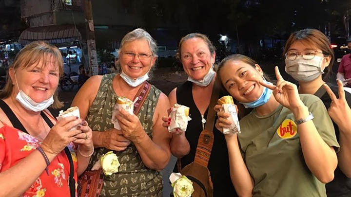 Des visiteuses profitent le banh mi (sandwich vietnamien) à Hô Chi Minh-Ville. Photo : tcdulichtphcm.vn