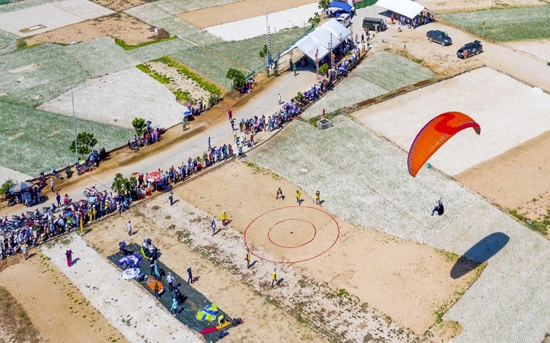 La 1re édition du championnat de parapente de Ly Son. Photo : NDEL.