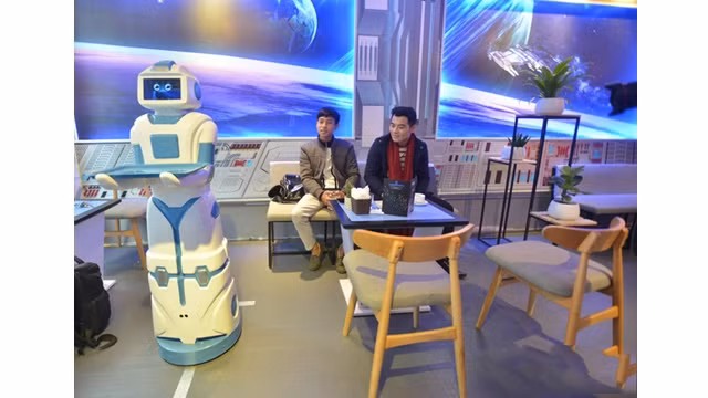 Un robot-serveur. Photo: Journal Tô Quôc