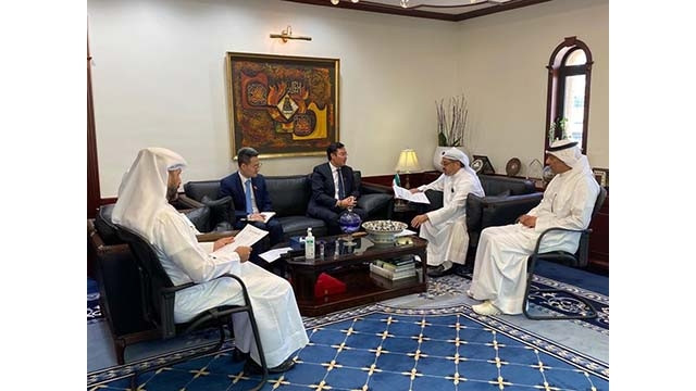 L'ambassadeur vietnamien Ngô Toàn Thang a travaillé avec le directeur exécutif du Fonds koweïtien, Marwan A. Al-Ghanem. Photo : baoquocte.vn
