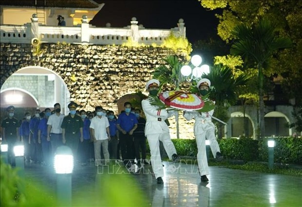 Des jeunes de la province de Diên Biên offrent une gerbe de fleurs au Mémorial des morts du cimetière A1. Photo: VNA.